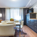 Ljusbrun soffa för ett snyggt kök