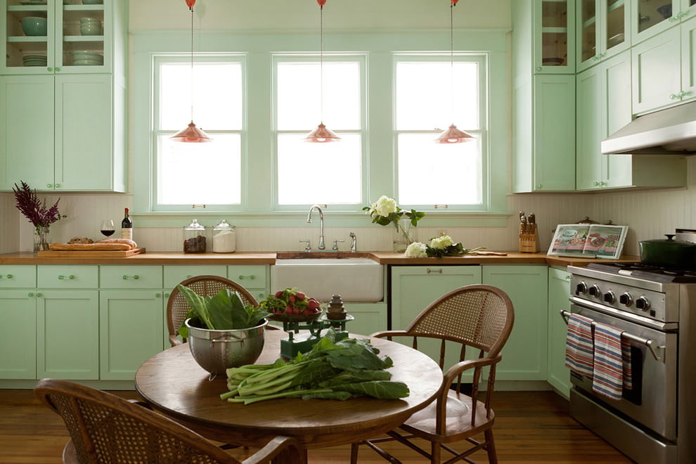 Kitchen set with mint fronts