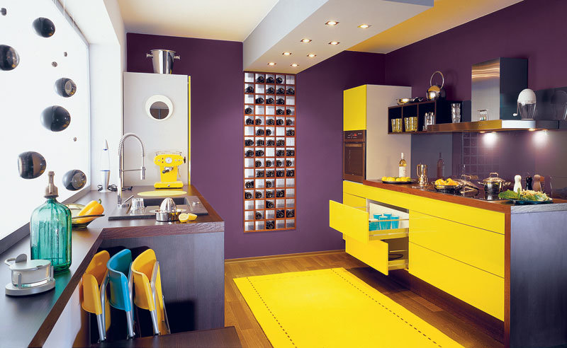 Permaidani kuning terang di dapur dengan dinding ungu