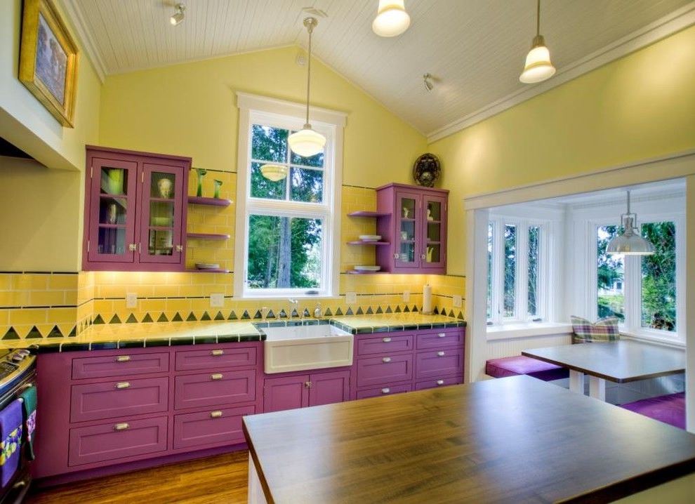 Violetti asetettu keittiön keltaisten seinien taustaa vasten