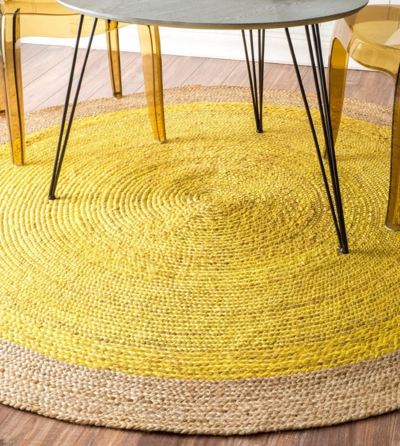 Geltonas megztas kilimas ant virtuvės grindų