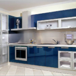 Pelēks priekšauts uz zilas virtuves