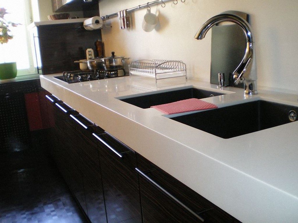 Kitchen sink in acrylic countertop