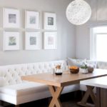 Biała narożna sofa w kuchni