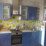 Dapur putih dan biru dengan apron bunga cerah