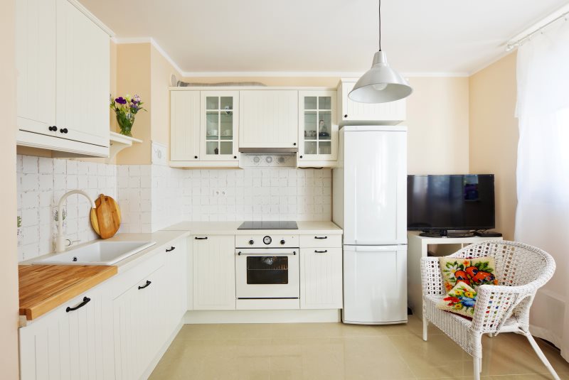 Stūra virtuve ar divu nodalījumu ledusskapi