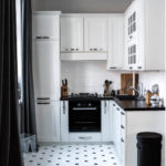 Cortinas pretas em uma cozinha branca