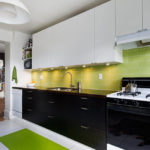 Grembiule verde all'interno della cucina