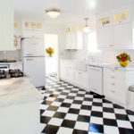 Chão de xadrez no interior da cozinha