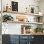 Przybory kuchenne na drewnianych półkach