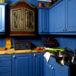 Bucătărie albastră din lemn cu blat de lucru din lemn