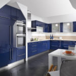 Bucătărie bej și albastră cu fațade lucioase