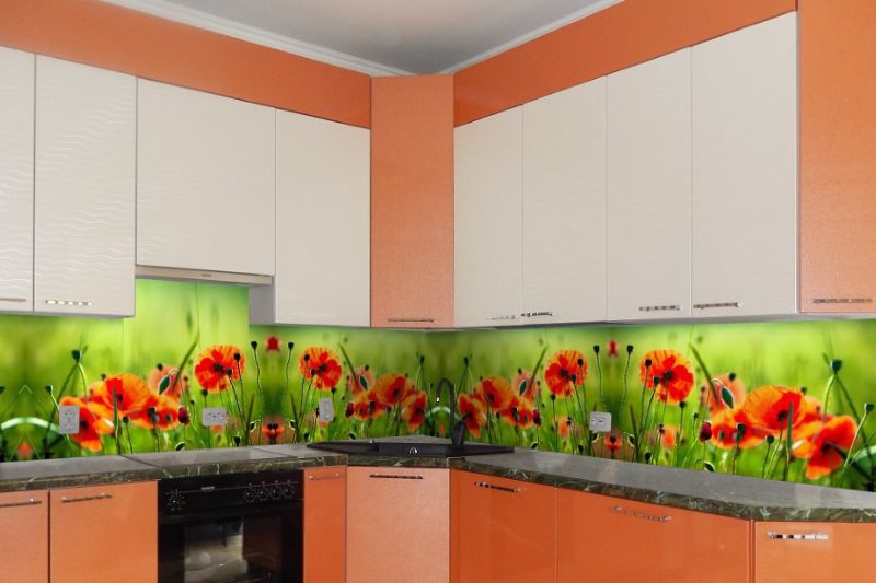 Schort met fotoprint in de keuken met een oranje set