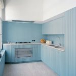 Nhà bếp trần thấp màu xanh