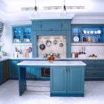 Parquet lumineux dans la cuisine avec un ensemble bleu