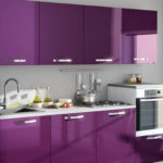Meubles de cuisine aux façades violettes