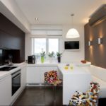 Mobilier alb într-o bucătărie în stil minimalist