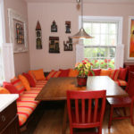 Gối màu cam trên ghế sofa nhà bếp