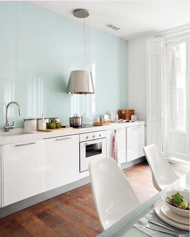 Nhà bếp sáng sủa với bức tường bóng loáng màu xanh