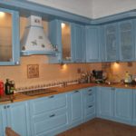 Dapur klasik biru dengan apron coklat dan meja dapur