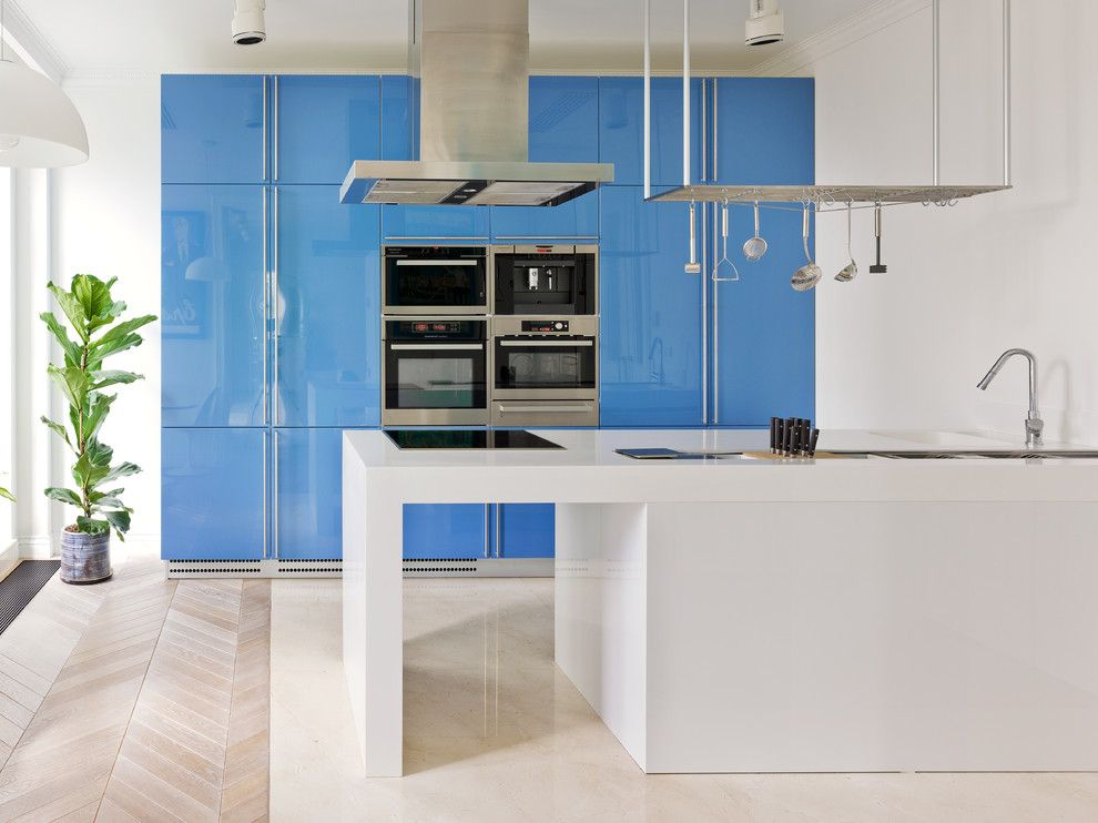 Interior de înaltă tehnologie de bucătărie albastră