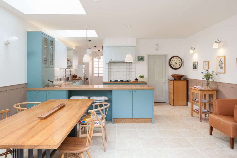Nội thất nhà bếp rộng rãi với màu xanh và trắng
