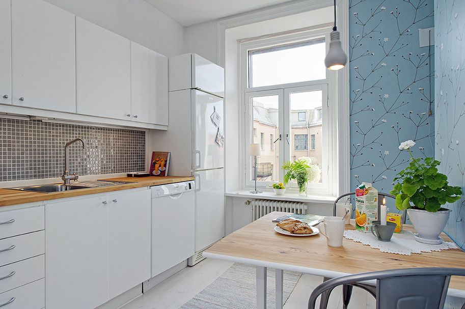 Nội thất nhà bếp với giấy dán tường màu xanh và tủ lạnh màu trắng