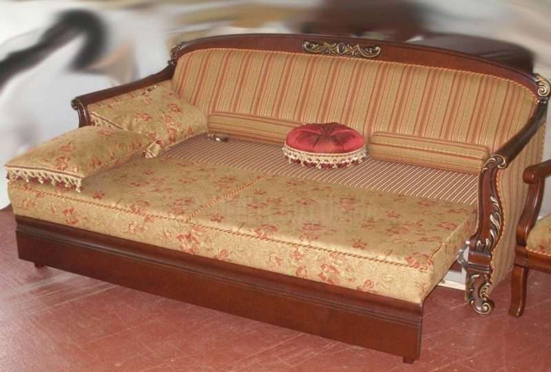 Canapea pliabilă pentru o bucătărie mică în stil clasic