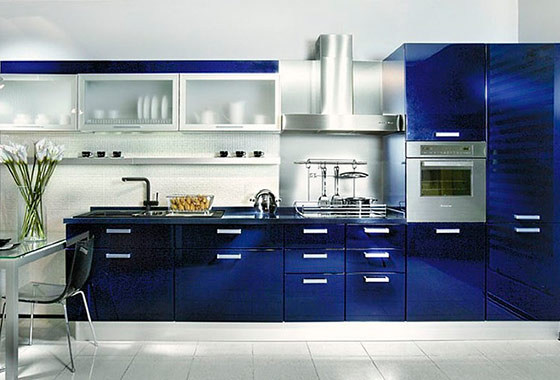 Mørkeblå og metallisk i køkkenet