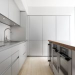 Light kitchen facades without handles