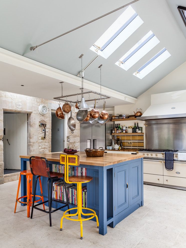 Scaune de bar în culori contrastante în bucătărie cu tavan albastru