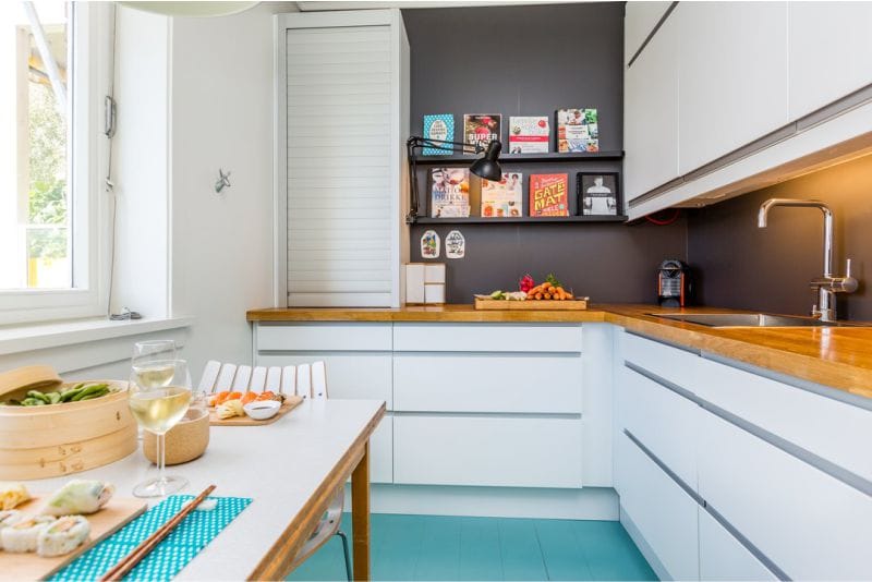 Plancher bleu dans une petite cuisine avec plan de travail en bois