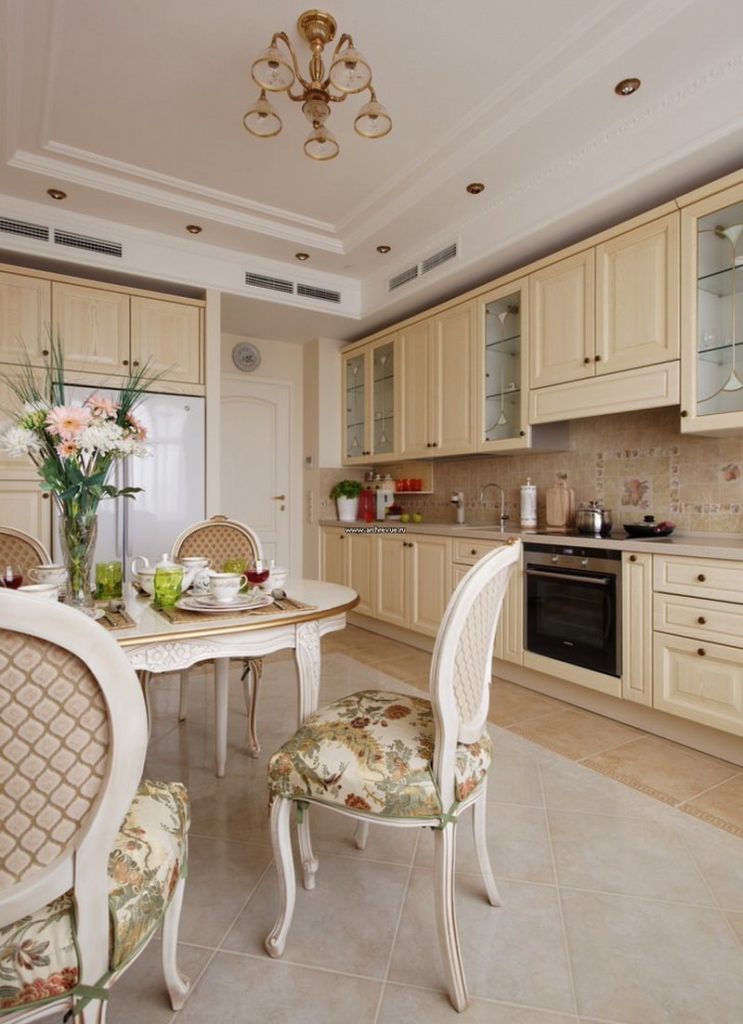 Interior dapur yang cerah dalam gaya klasik