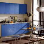 Virtuves mēbeles ar zilām reljefa durvīm