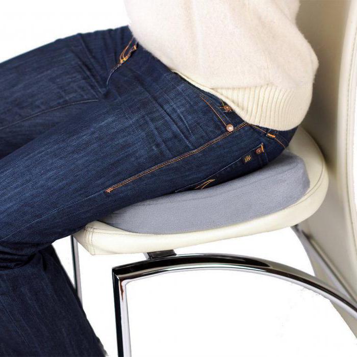 כרית אורטופדית בצורת ריבוע על כסא משרדי