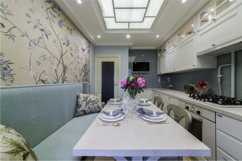 Bucătărie îngustă în stil provencez, cu canapea albastră