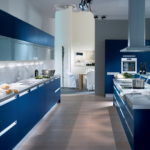 Nhà bếp lớn màu xanh với màu xanh