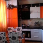 Foto di cucina con accenti arancioni