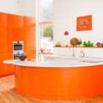 Oranžový a biely kuchynský ostrov
