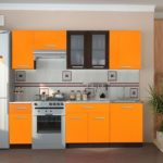 Virtuves vienības dizains oranžās nokrāsās