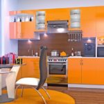 Moderni oranssi keittiösuunnittelu