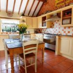 Oranžinės virtuvės grindys kaimo stiliumi.