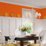 Sisustan keittiön seinien yläosa oranssilla värillä