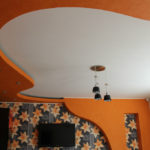 Oranžinės lubos virtuvės interjere