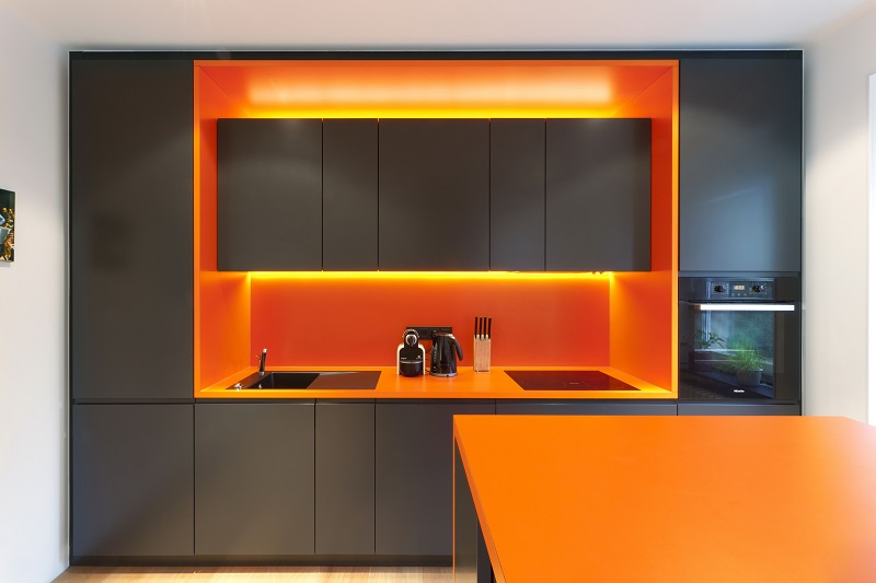 Bucătărie liniară de înaltă tehnologie neagră și portocalie