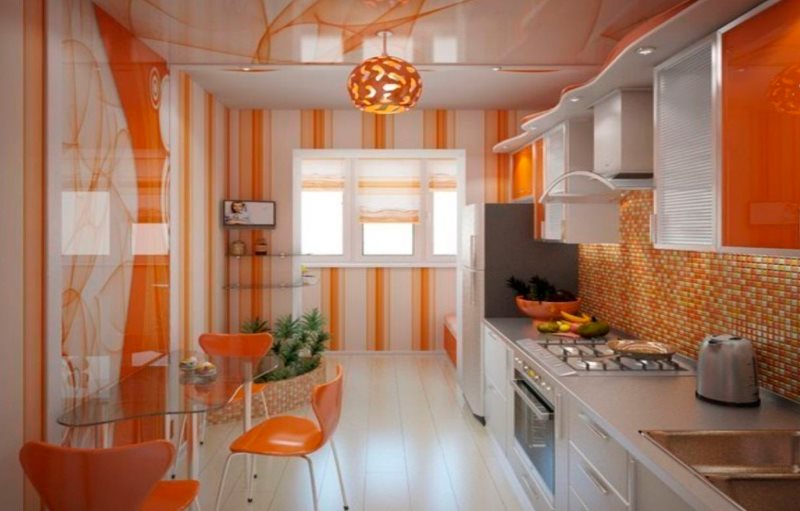 Papel de parede de vinil com uma estampa laranja no interior da cozinha