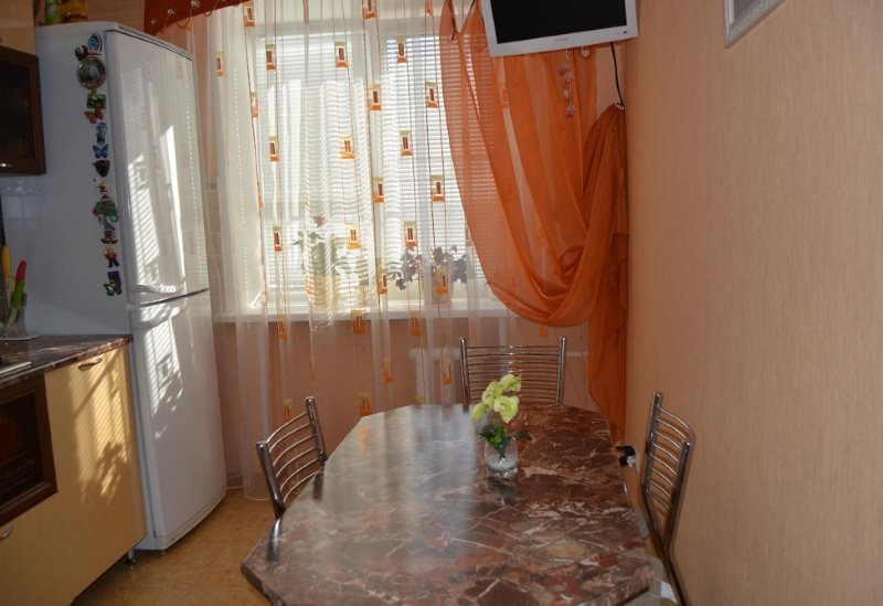 Rèm màu cam nhạt trên cửa sổ nhà bếp