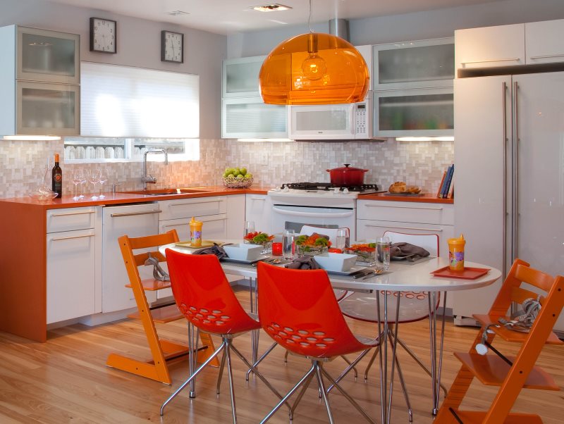 Küchenstühle mit orangefarbenen Rücken
