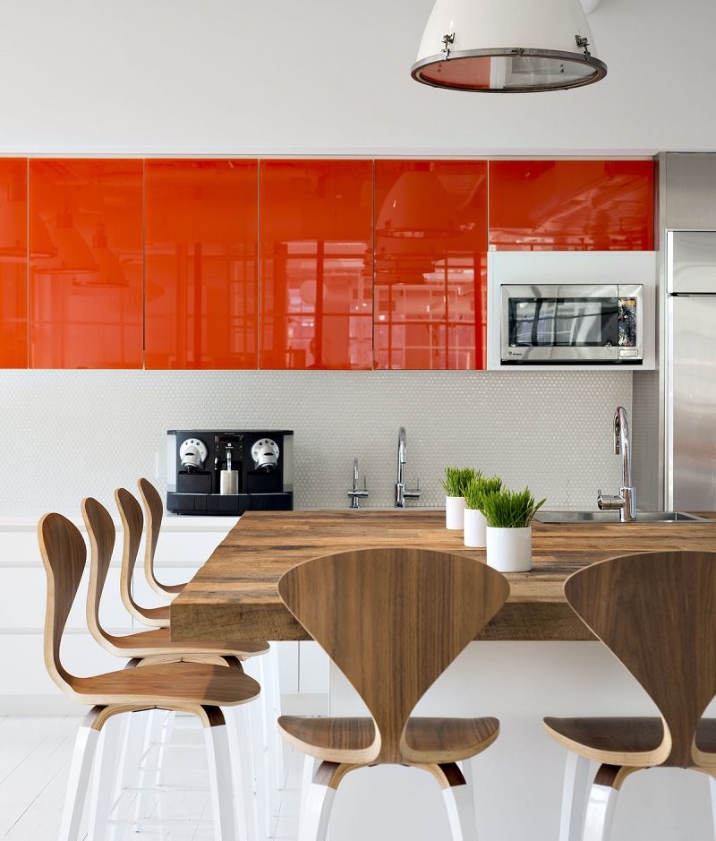 Narančasti ormari i bijeli ormarići u kuhinji
