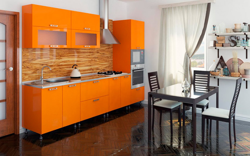 Lineārs apelsīnu virtuves komplekts ar tumšu grīdu